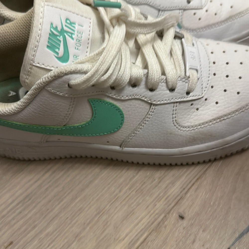 Woman’s Nike Air Force Sz 6